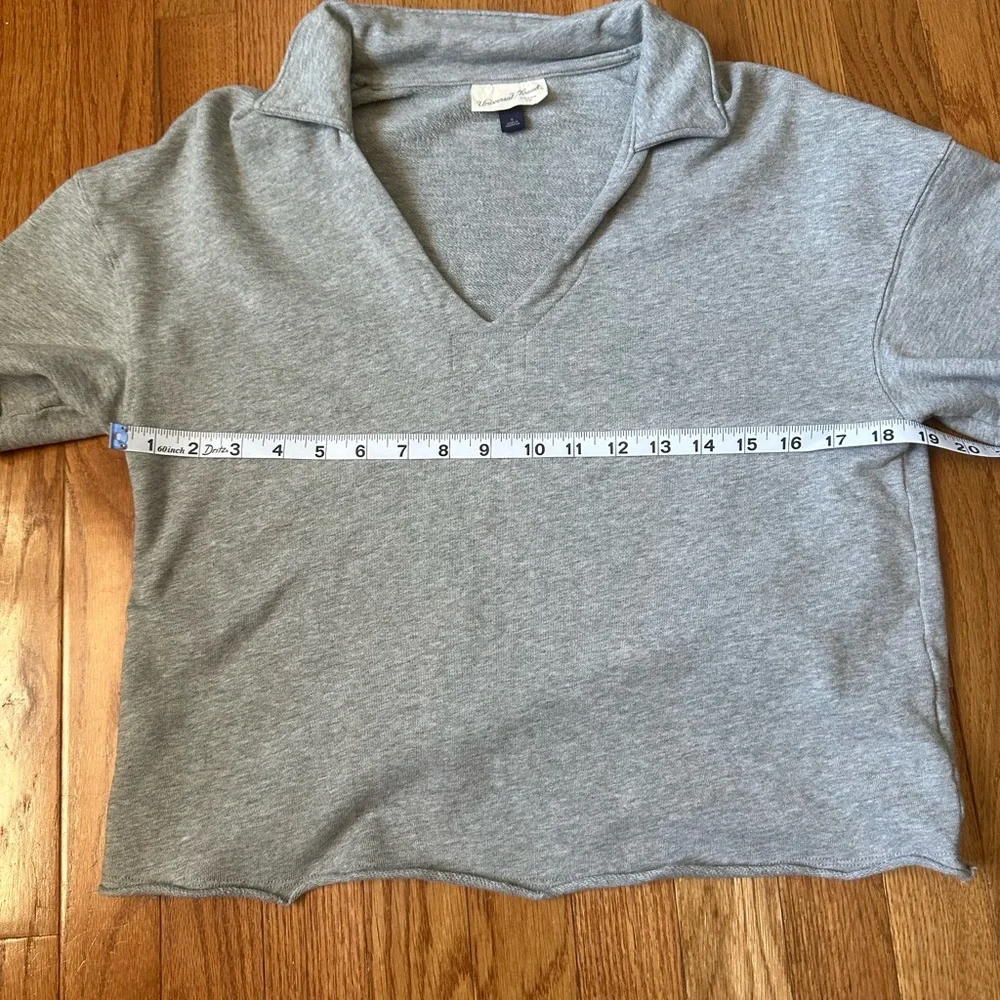 Women’s Gray V-Neck Crop Top Short Sleeve  Sweatshirt Size Small - Picture 5 of 6